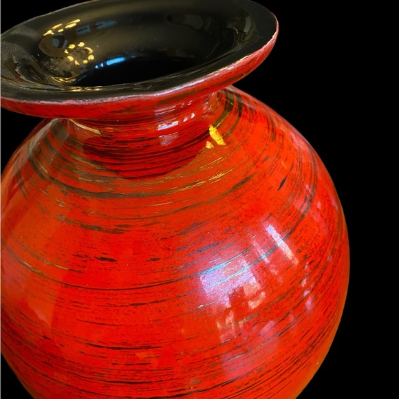 Beautiful vintage vase red with gold  8.5” tall x 6.5” wide Excellent condition - Picture 2 of 5